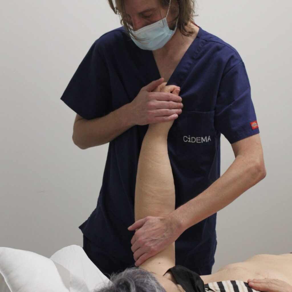 fisioterapeuta realizando un drenaje linfático